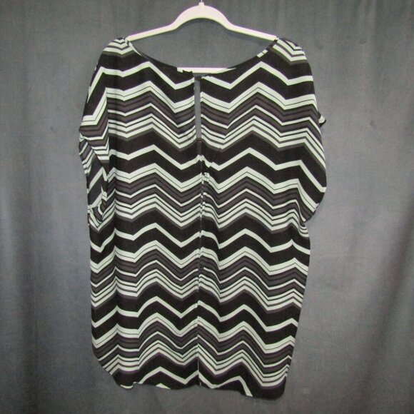 Torrid Top Size 2X Mint Green Black Zig Zag Print Semi Sheer Blouse Button Back - Picture 4 of 9